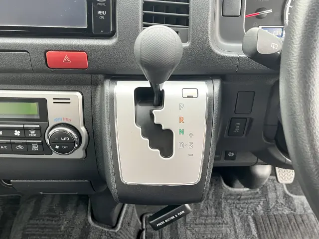 トヨタ ハイエースコミューター QDF-GDH223B(2WD)の写真24