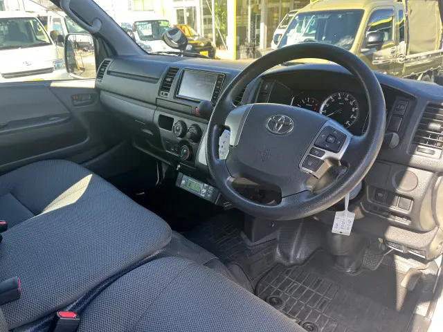 トヨタ ハイエースバン QDF-GDH201V(2WD)の写真17