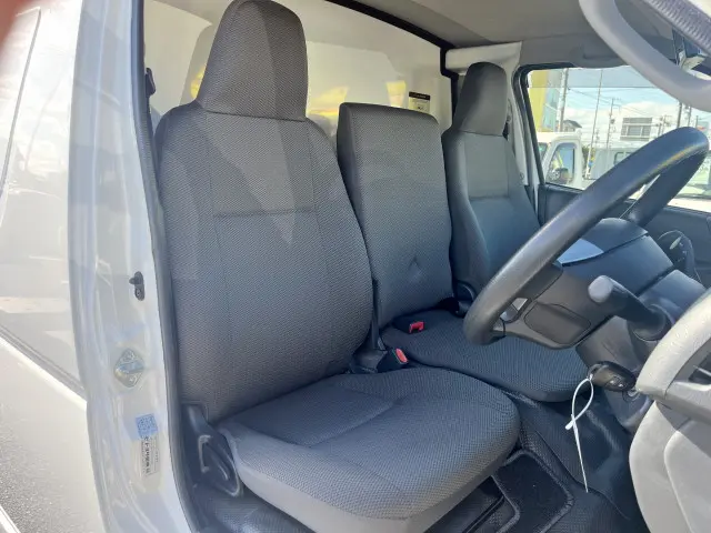 トヨタ ハイエースバン QDF-GDH201V(2WD)の写真18