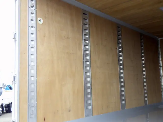 いすゞ エルフ 2RG-NPR88AN(2WD)の写真9