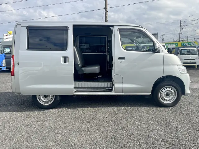 トヨタ タウンエースバン 5BF-S403M(2WD)の写真6