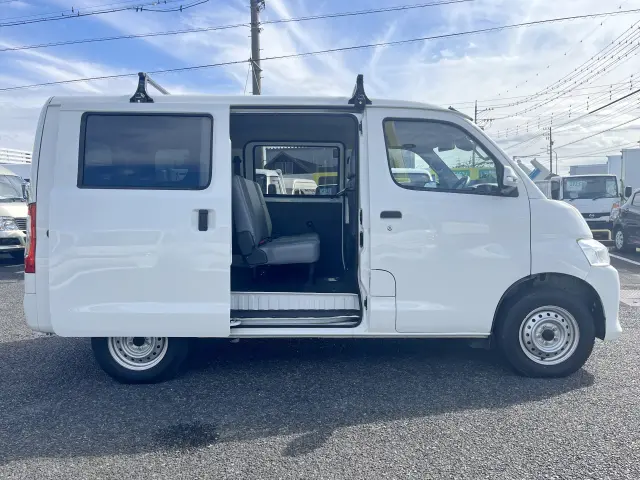 トヨタ タウンエースバン 5BF-S413M(4WD)の写真6