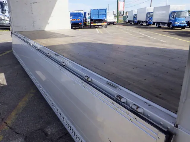 いすゞ フォワード 2RG-FRR90T2(2WD)の写真7