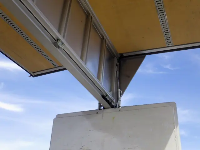 いすゞ フォワード 2RG-FRR90T2(2WD)の写真9