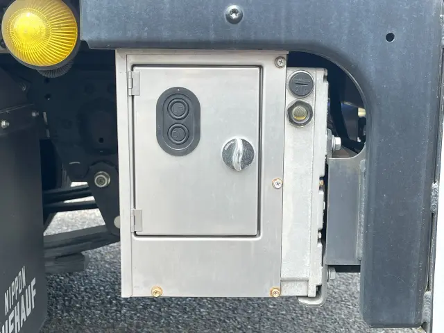 いすゞ エルフ 2RG-NMR88AN(2WD)の写真8