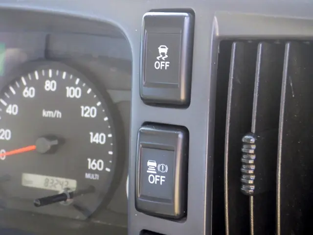 いすゞ エルフ 2RG-NLR88AR(2WD)の写真21