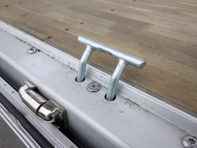 いすゞ フォワード 2RG-FRR90T4(2WD)の写真9