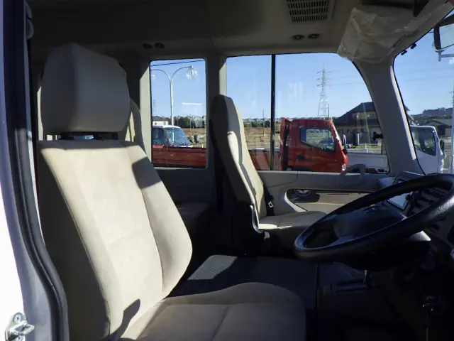 トヨタ コースター SKG-XZB70(2WD)の写真18