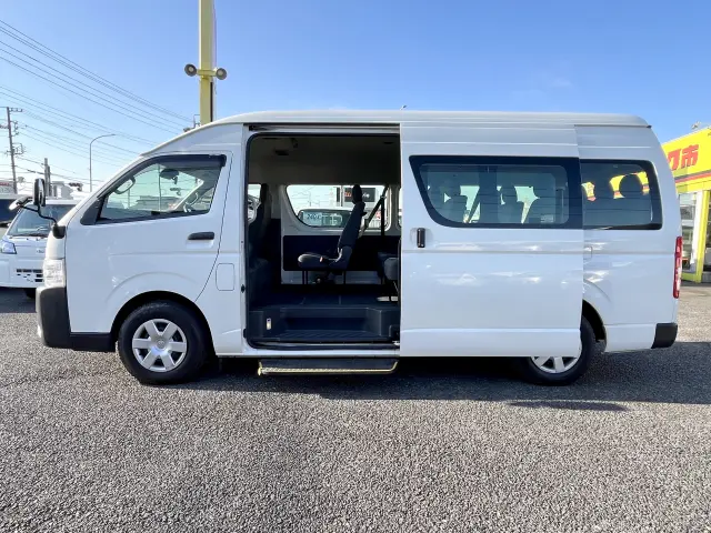 トヨタ ハイエースコミューター QDF-GDH223B(2WD)の写真4