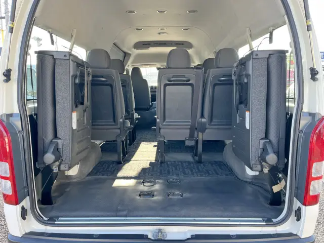 トヨタ ハイエースコミューター QDF-GDH223B(2WD)の写真7