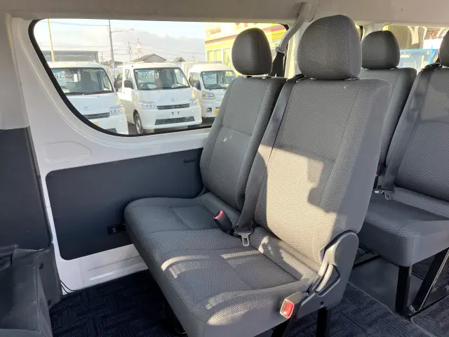トヨタ ハイエースコミューター QDF-GDH223B(2WD)の写真8