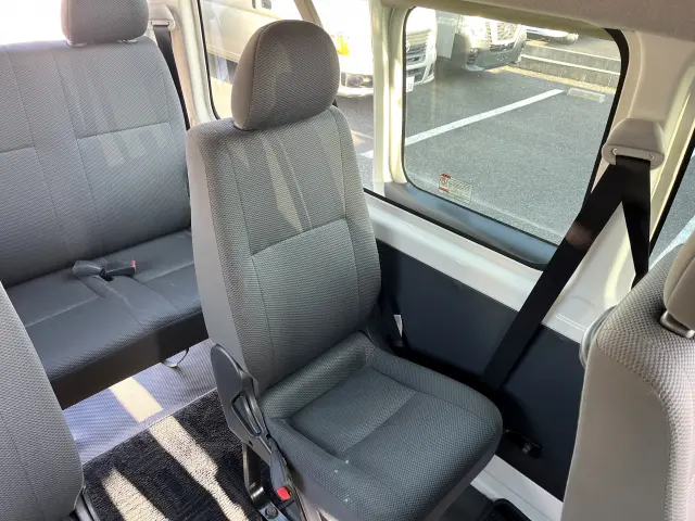 トヨタ ハイエースコミューター QDF-GDH223B(2WD)の写真10
