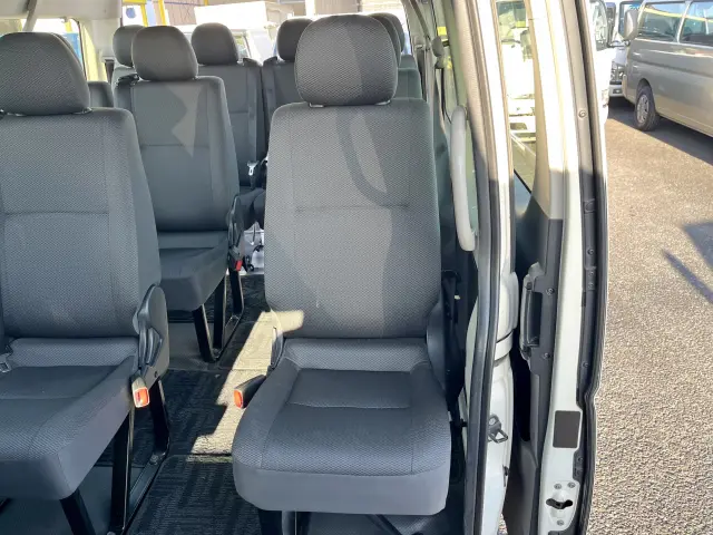 トヨタ ハイエースコミューター QDF-GDH223B(2WD)の写真11
