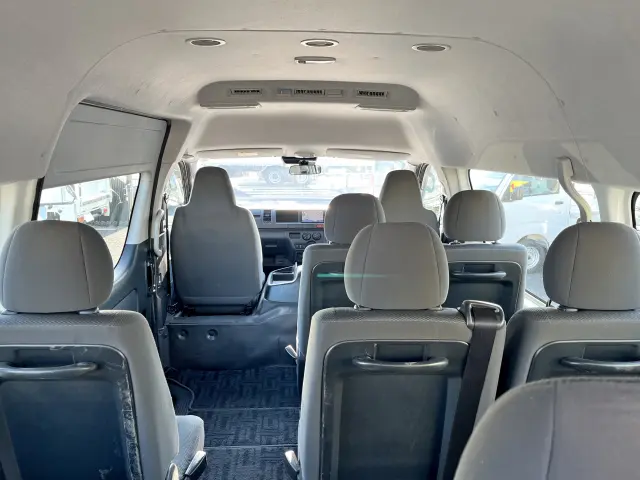 トヨタ ハイエースコミューター QDF-GDH223B(2WD)の写真12