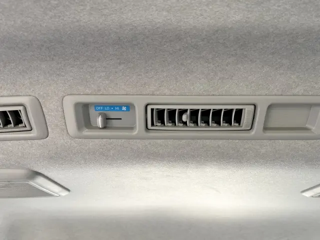 トヨタ ハイエースコミューター QDF-GDH223B(2WD)の写真14