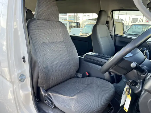 トヨタ ハイエースコミューター QDF-GDH223B(2WD)の写真17