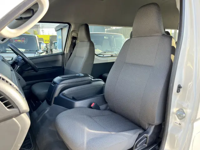 トヨタ ハイエースコミューター QDF-GDH223B(2WD)の写真18