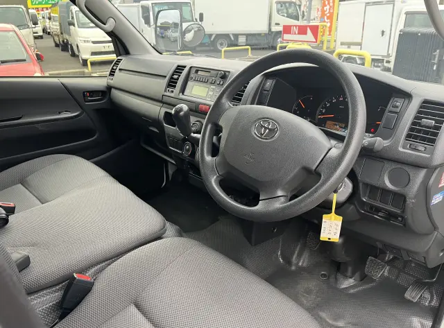 トヨタ ハイエースバン CBF-TRH200V(2WD)の写真18