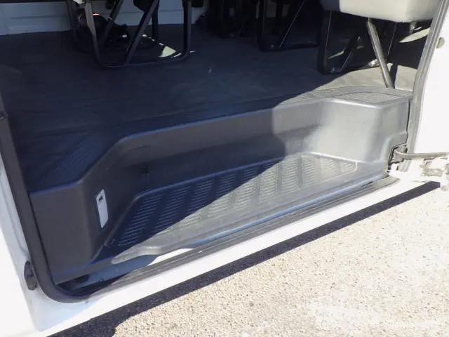 トヨタ ハイエースコミューター QDF-GDH223B(2WD)の写真8