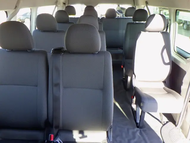 トヨタ ハイエースコミューター QDF-GDH223B(2WD)の写真10