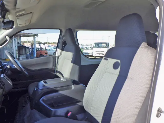 トヨタ ハイエースコミューター QDF-GDH223B(2WD)の写真14