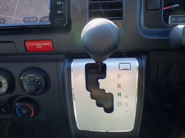 トヨタ ハイエースコミューター QDF-GDH223B(2WD)の写真16