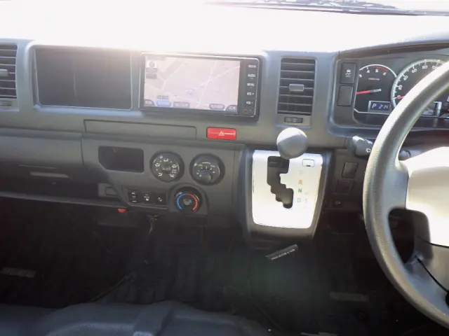 トヨタ ハイエースコミューター QDF-GDH223B(2WD)の写真17