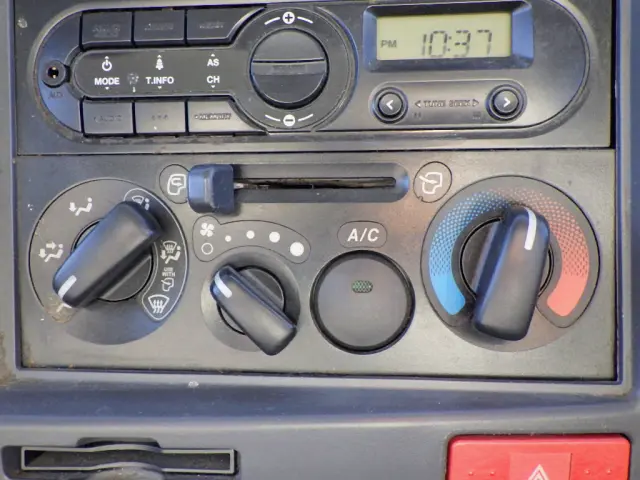 いすゞ エルフ TRG-NLR85AN(2WD)の写真45