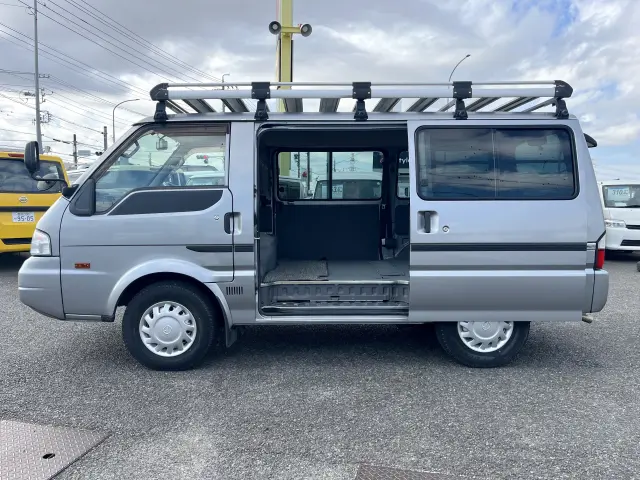 もちろんスライドドア付きですので、荷物の積み降ろしもラクラク♪|マツダ ボンゴバン DBF-SLP2M(4WD)の写真4