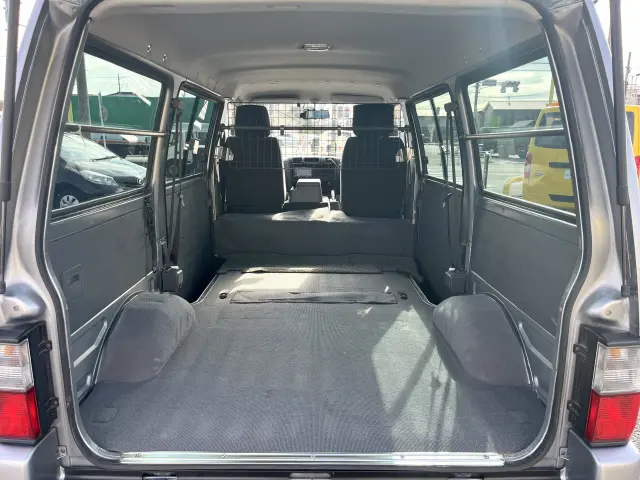 バックドアを開けるとこんな感じ!天井が高く、荷室の床が低いため、重量物の積み下ろしがしやすく、背の高い荷物もラクラク収納可能!!|マツダ ボンゴバン DBF-SLP2M(4WD)の写真8