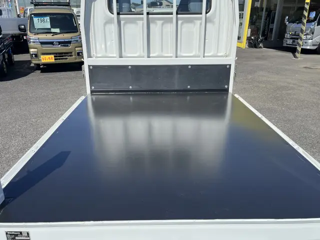 荷台床面には鉄板貼り！重たい荷物をガンガン積み込んで頂けます！|三菱 キャンター 2RG-FBA20(2WD)の写真9
