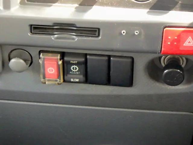 いすゞ エルフ 2RG-NPR88YN(2WD)の写真16