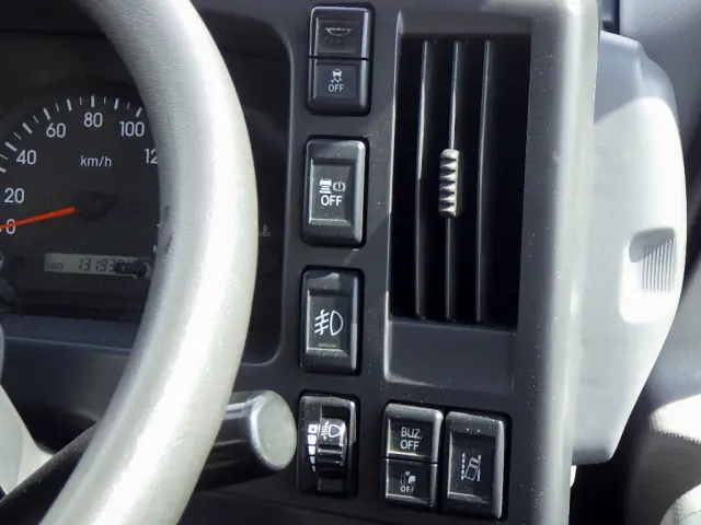 いすゞ エルフ 2RG-NPR88YN(2WD)の写真18