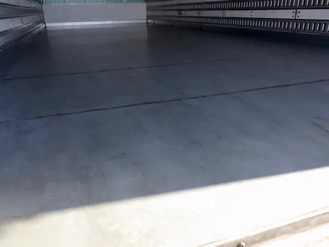 いすゞ フォワード TKG-FRR90T2(2WD)の写真11