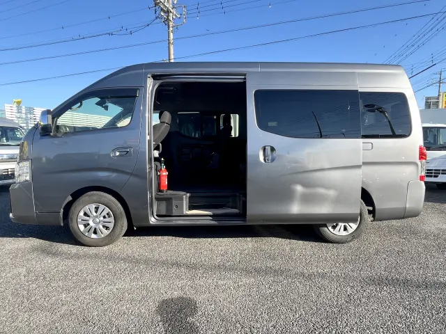 もちろん電動スライドドアで乗り降りもラクラク♪ハイルーフなので開口部が大きいのもPOINT!|日産 キャラバン 3BF-DS4E26(2WD)の写真4