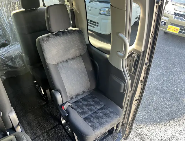 ウォークスルーで車内をラクラク移動することもできます☆|日産 キャラバン 3BF-DS4E26(2WD)の写真12