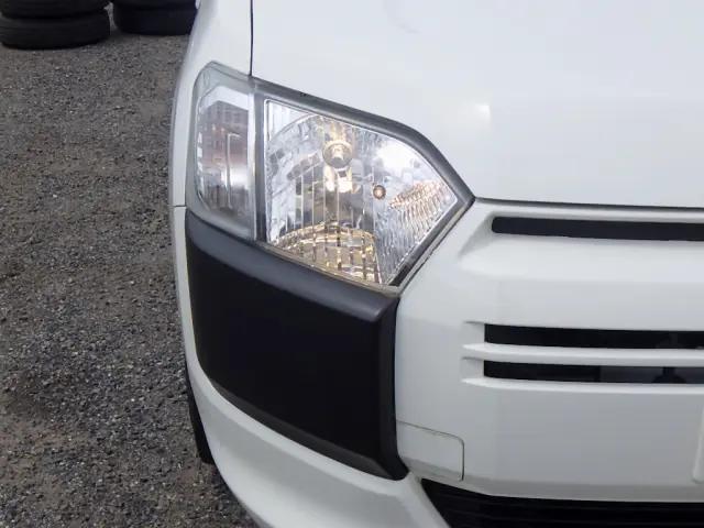 トヨタ プロボックスバン 6AE-NHP160V(2WD)の写真3