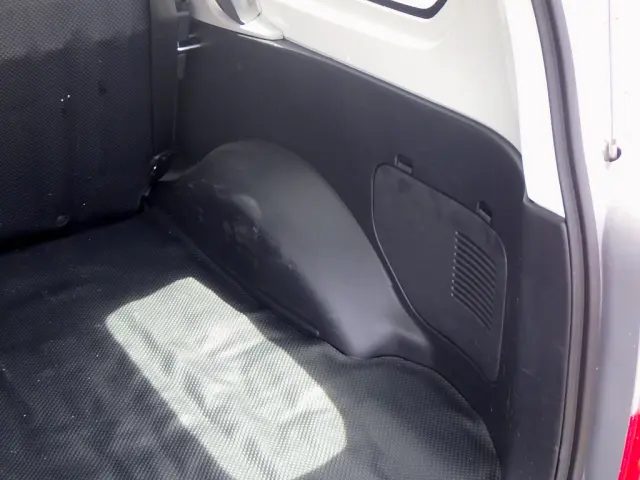 トヨタ プロボックスバン 6AE-NHP160V(2WD)の写真10