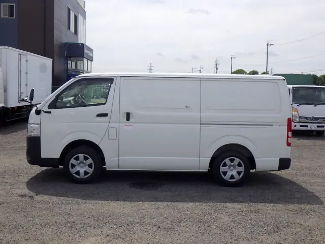 トヨタ ハイエースバン QDF-GDH201V(2WD)の写真4