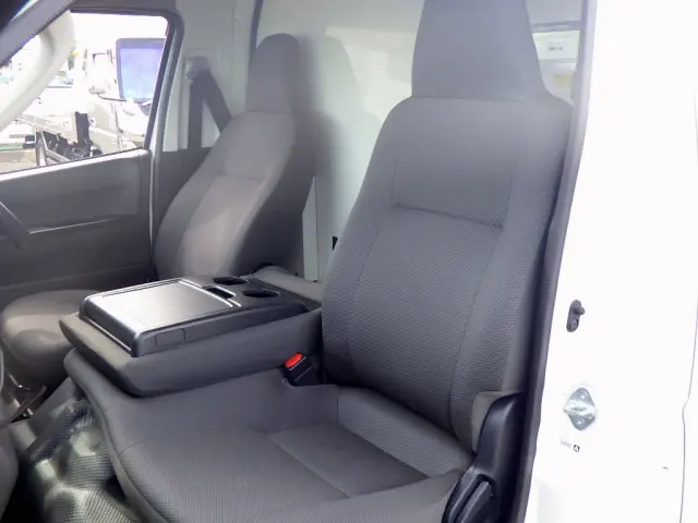 トヨタ ハイエースバン QDF-GDH201V(2WD)の写真13
