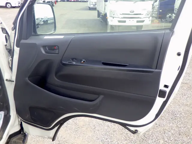 トヨタ ハイエースバン QDF-GDH201V(2WD)の写真39