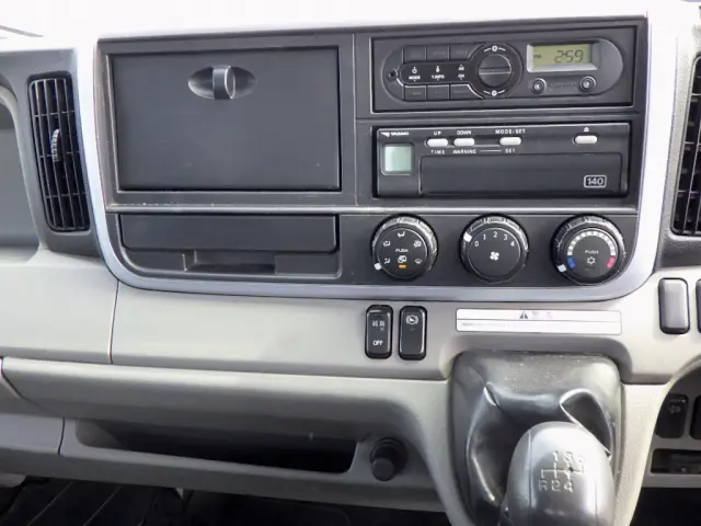 ○板金・架装もお任せ下さい○　販売車両の塗装仕上・看板施工等はもちろんのこと，車両の全塗装から床板の張り替え等も承っております！！まずは当店スタッフまでお気軽にご相談ください！|三菱 キャンター 2PG-FED90(2WD)の写真14