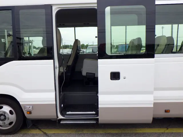 トヨタ コースター SKG-XZB70(2WD)の写真12