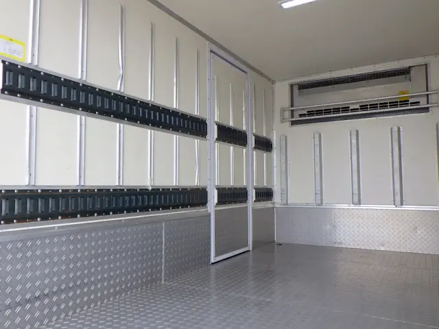三菱 キャンター 2RG-FBA20(2WD)の写真9