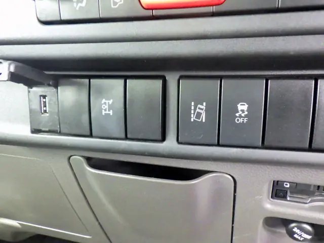 いすゞ エルフ 2RG-NKR88AT(2WD)の写真20