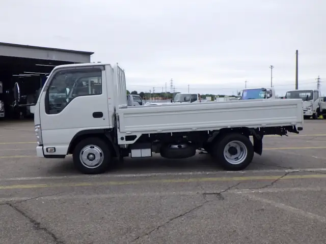 いすゞ エルフ 2RG-NJR88A(2WD)の写真4