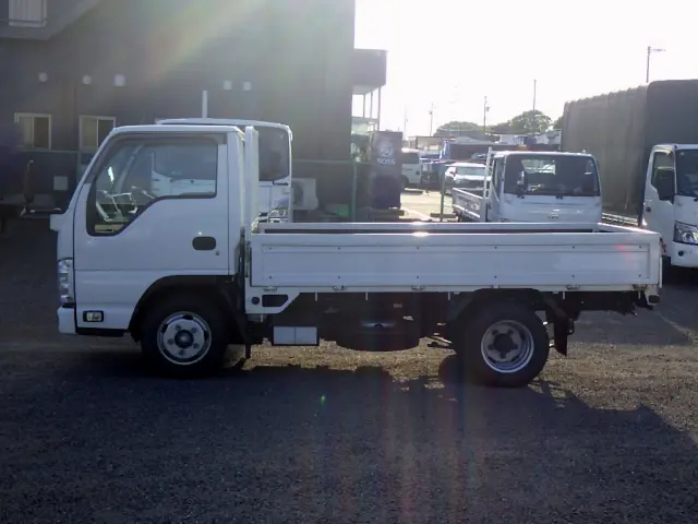 いすゞ エルフ 2RG-NJR88A(2WD)の写真4