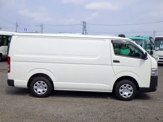 トヨタ ハイエースバン QDF-GDH201V(2WD)の写真5
