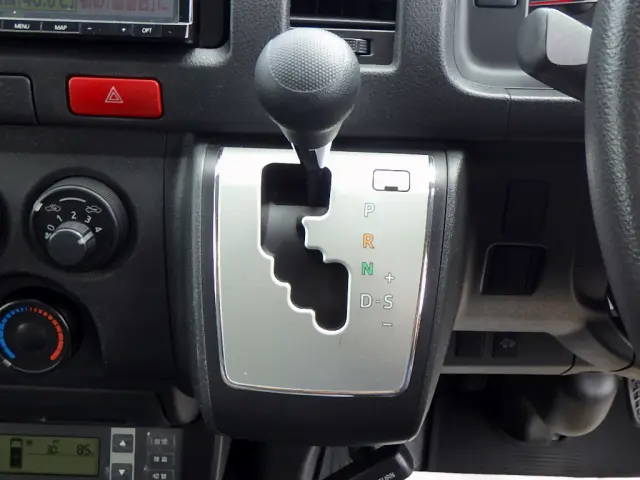 トヨタ ハイエースバン QDF-GDH201V(2WD)の写真16