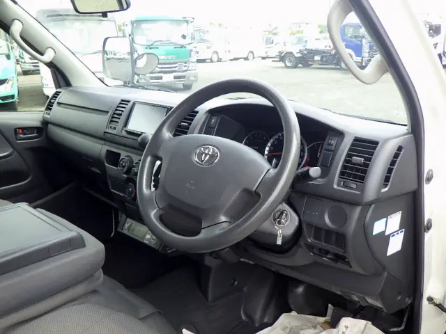 トヨタ ハイエースバン QDF-GDH201V(2WD)の写真42